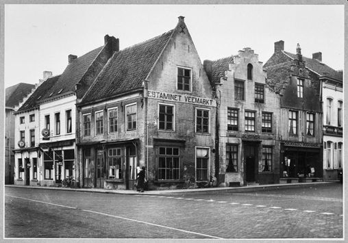 Een foto uit 1956 van het zwaar onderkomen pand ‘Estaminet Veemarkt’, hoek Grote Markt -Steenstraat te Hulst