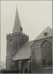 Een foto van vóór 1940 van de Hervormde Kerk in Opheusden